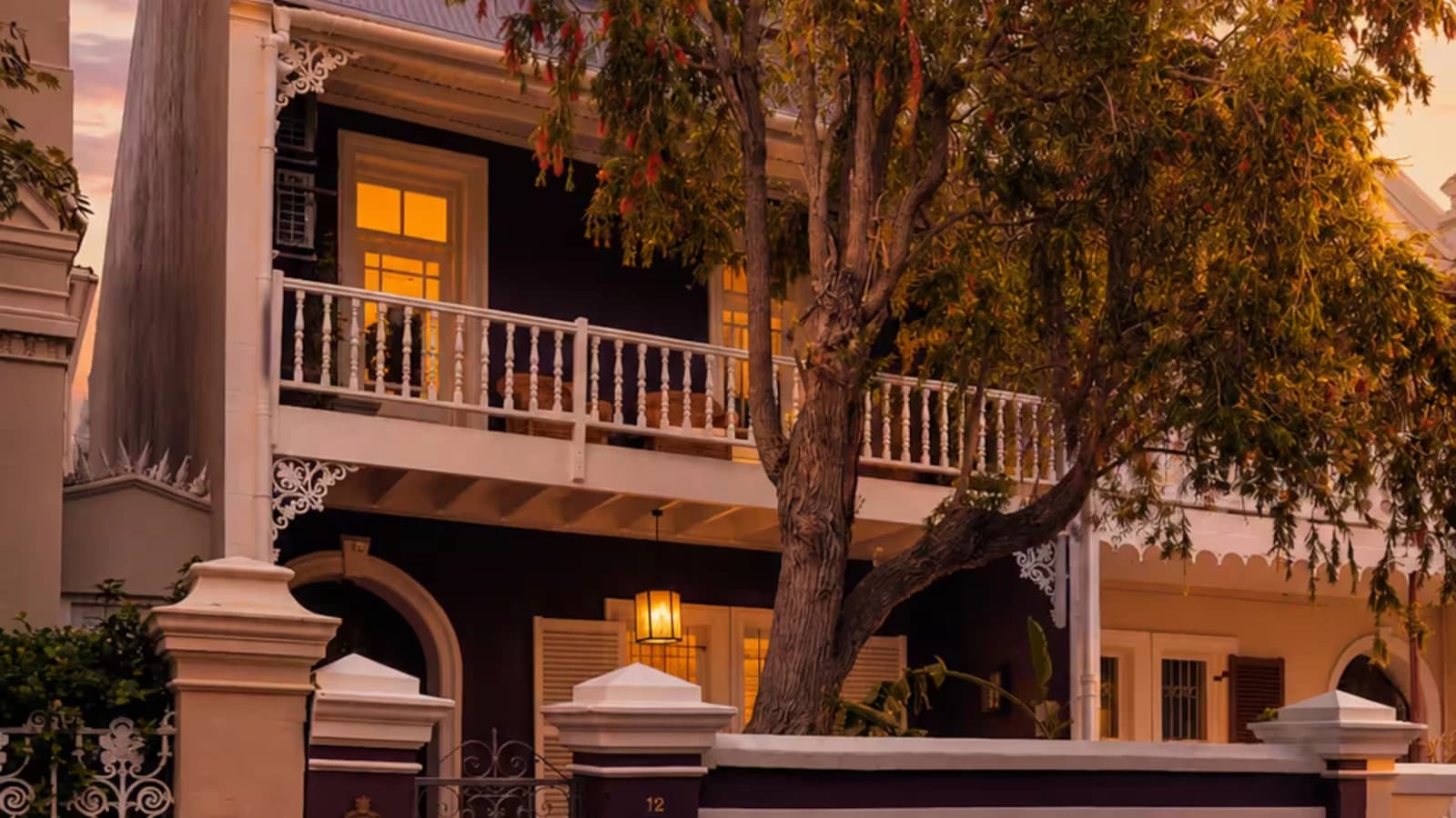 Stay Victorian: broekie lace and bay windows